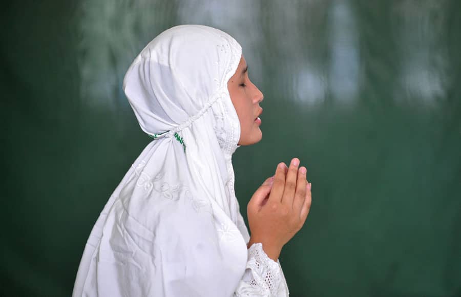 Womanpraying 900x580