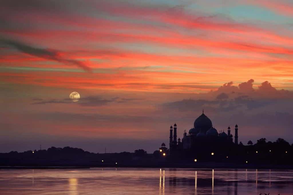 Sunset at taj mahal