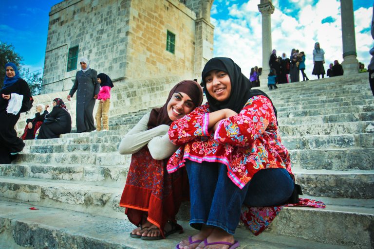 Palestinejersusalem twowomenalaqsa byasimbharwani viaflickrcc