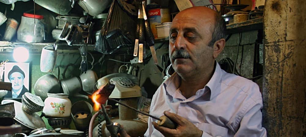 Iranianmanwithteakettles iran christiaantriebert cc 1300x800