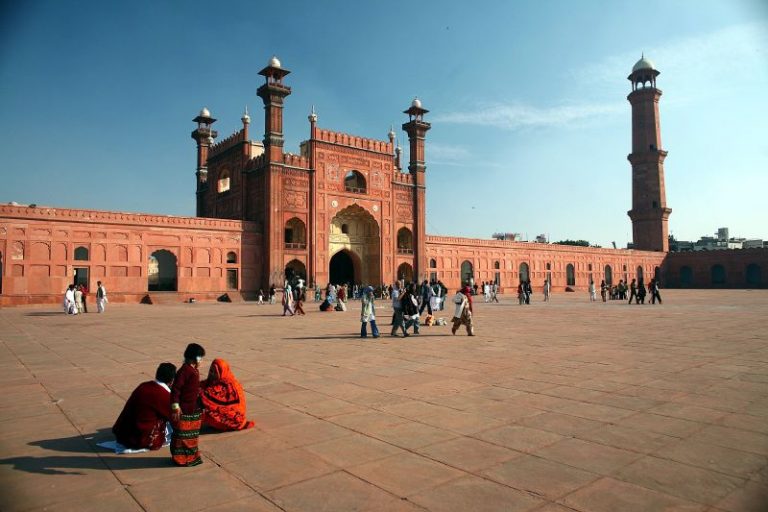 PakistanMosque_359361503_MichelSvec_CC_800x533