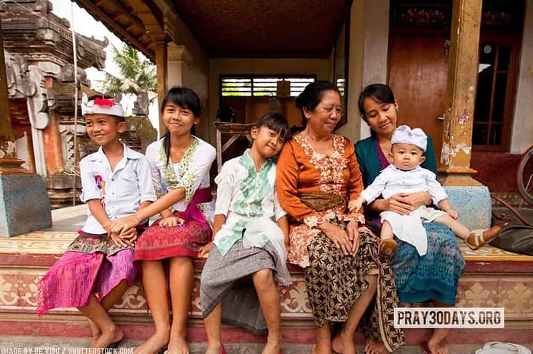 2jun17day7 indonesiafamily devisu shutterstock 1000px alt