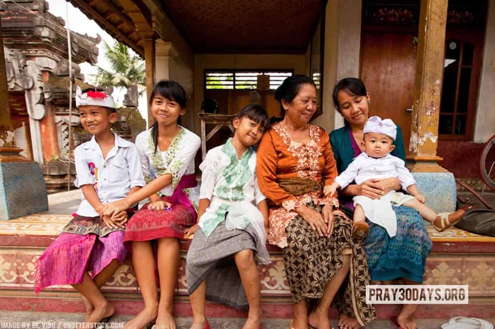 2jun17day7 indonesiafamily devisu shutterstock 1000px alt