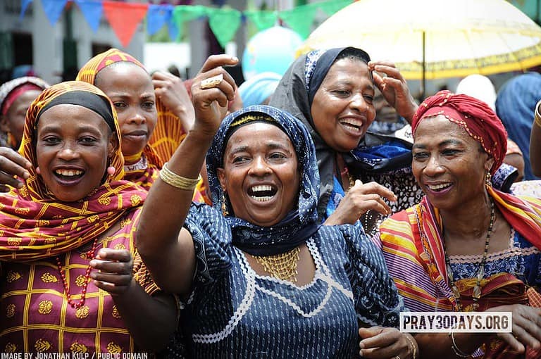 31may17day4-ComorosWomen-JonathanKulp-PubDom-1000px