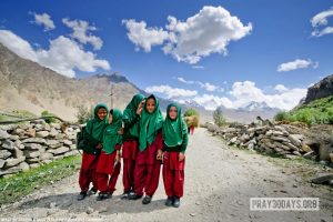 14jun17day20-KashmirSchoolGirls-PrabhuBDass-FlickrCCND-1000px