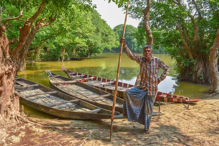 Day14 bangladeshmanboat bygulzerhussein pixabay 