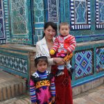 MomKidsSamarkandUzbek-byRobertWilson-viaFlickrCC