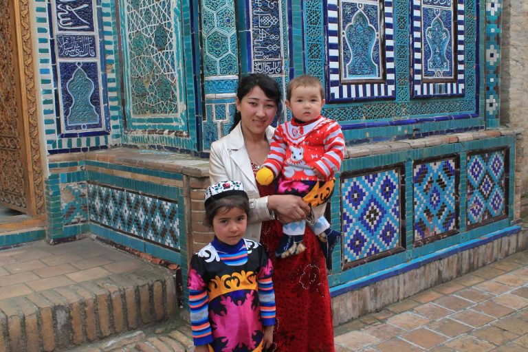 MomKidsSamarkandUzbek-byRobertWilson-viaFlickrCC