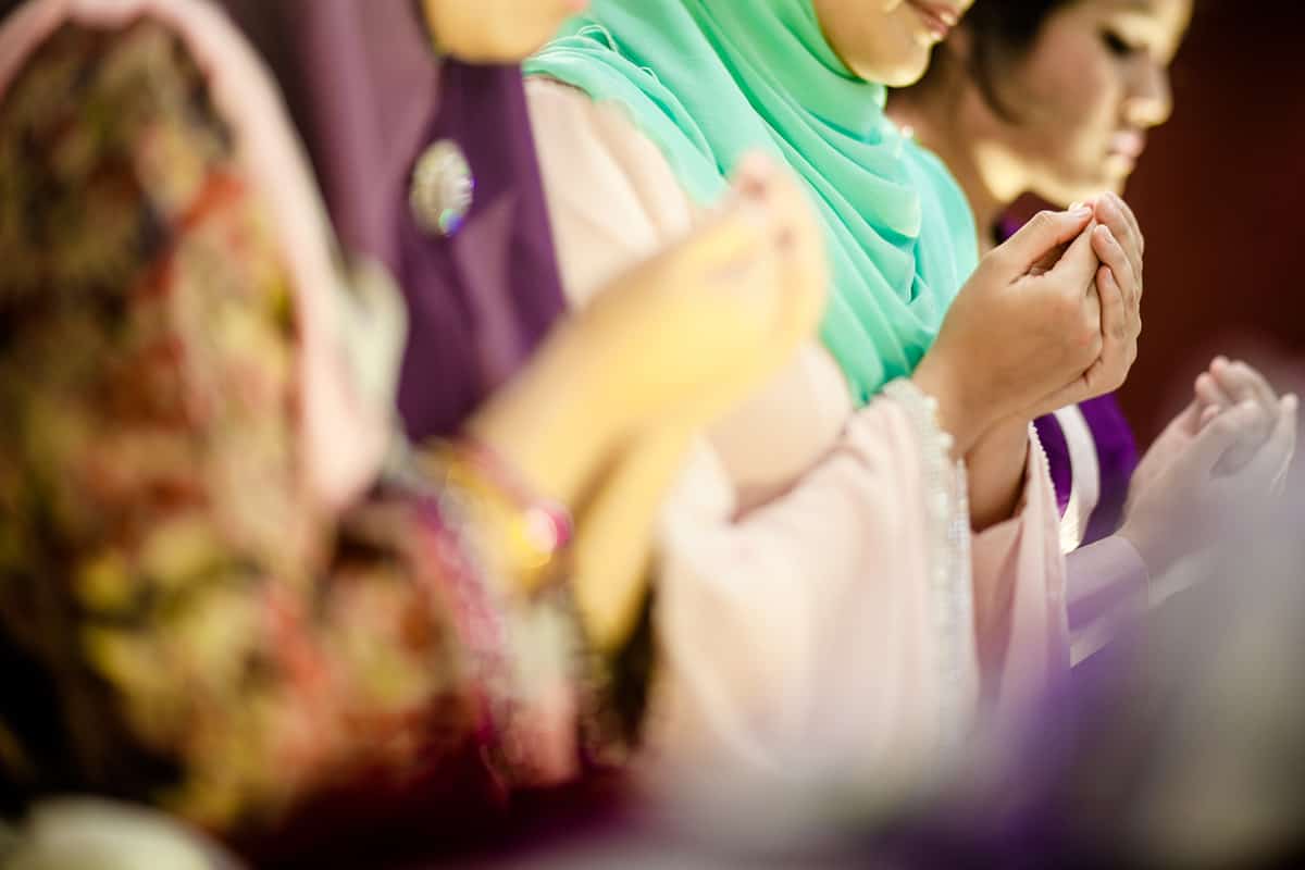 Womenprayingkualalumpurmalaysia byaslandupree viaflickrcc