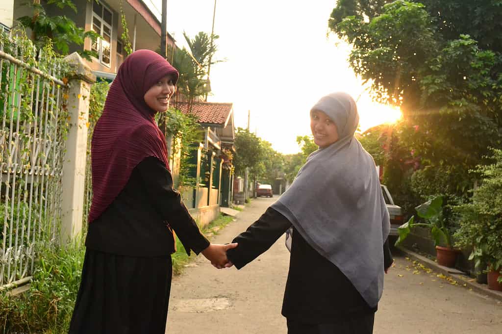 Malaygirlsholdinghands dzoro cc 1300pxl