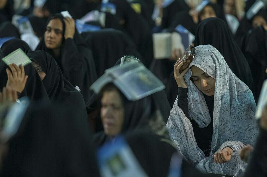 Iranisfahanshiawomen Laylat Al Qadr Bymustafameraji Viawikimediacc